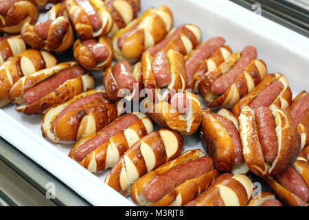 Grande Mazzo di Hot Dogs in focacce bavarese Foto Stock