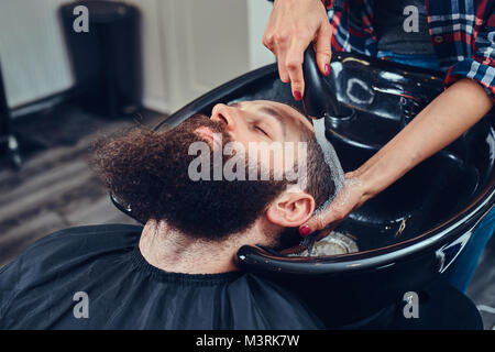Bel uomo barbuto in barberia. Foto Stock