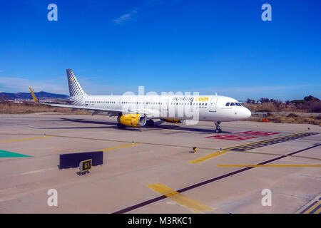 Vueling un aeromobile di tipo Airbus A320 all'aeroporto El Prat di Barcellona, Spagna Foto Stock