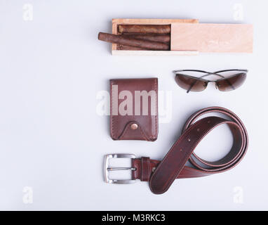 Gli uomini di accessori per affari e rekreation. Un studio professionale di fotografia di uomini accessori business. Vista superiore composizione Foto Stock