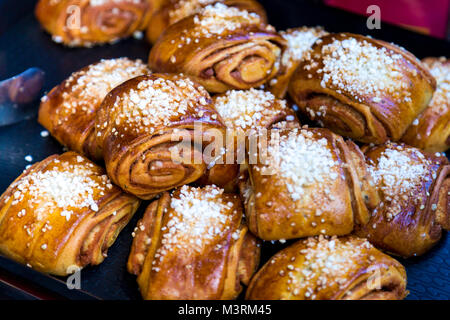 Panini alla cannella (Lanelbullar) presso lo scandinavo Mercatino di Natale di Rotherhithe, London, Regno Unito Foto Stock