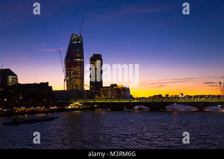 Uno Blackfriars sviluppo della torre in costruzione al tramonto, lo skyline di Londra, London, Regno Unito Foto Stock