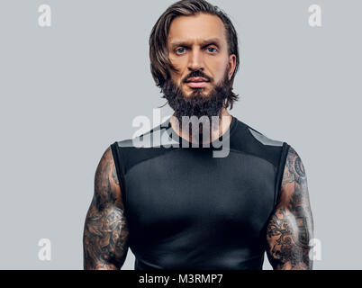 Sporty barbuto maschio con corpo tatuato. Foto Stock