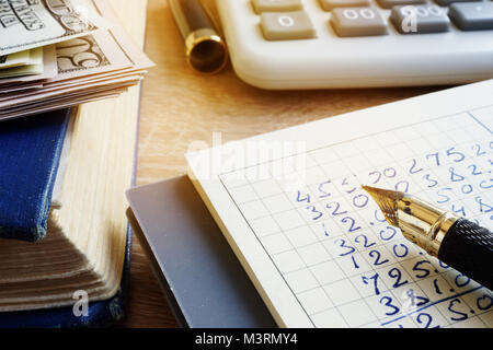 Finanze delle piccole aziende. Il denaro, libro contabile e calcolatrice. Foto Stock
