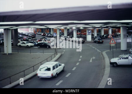 Automobili parcheggiate nel parcheggio sotterraneo, Amburgo, Germania, Europa Foto Stock