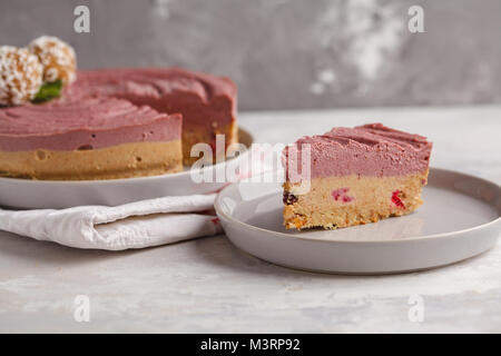 Bacche di Rosa caramello materie vegan cheesecake. Sano cibo vegan concetto. Foto Stock