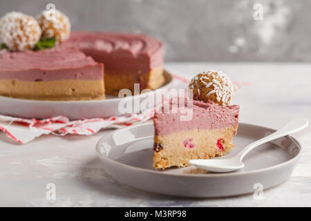 Bacche di Rosa caramello materie vegan cheesecake. Sano cibo vegan concetto. Foto Stock