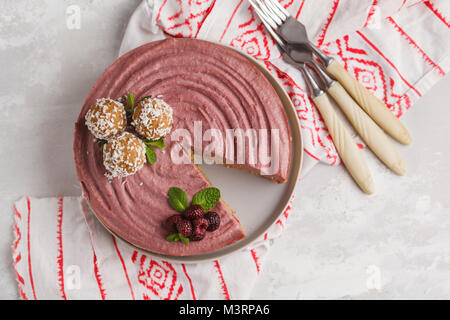 Bacche di Rosa caramello materie vegan cheesecake. Sano cibo vegan concetto. Foto Stock