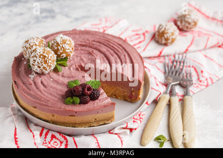 Bacche di Rosa caramello materie vegan cheesecake. Sano cibo vegan concetto. Foto Stock