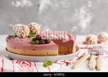 Bacche di Rosa caramello materie vegan cheesecake. Sano cibo vegan concetto. Foto Stock