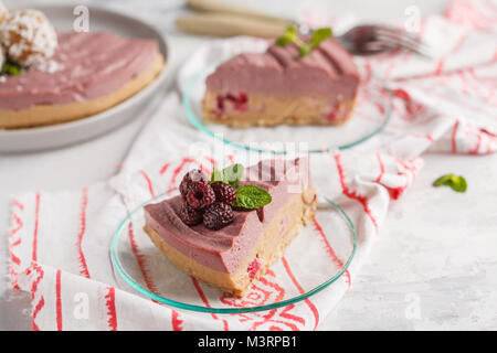 Bacche di Rosa caramello materie vegan cheesecake. Sano cibo vegan concetto. Foto Stock