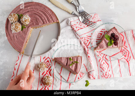 Bacche di Rosa caramello materie vegan cheesecake. Sano cibo vegan concetto. Foto Stock