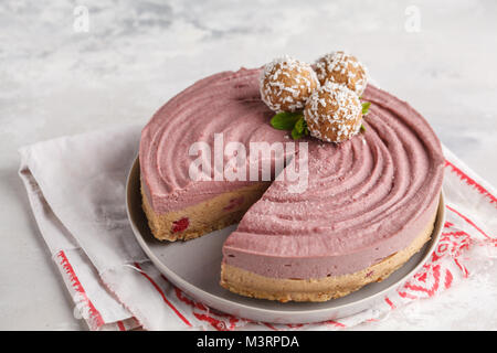 Bacche di Rosa caramello materie vegan cheesecake. Sano cibo vegan concetto. Foto Stock