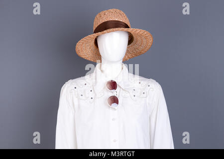 Femmina di cappello di paglia e occhiali da sole. Foto Stock