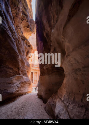 Il Santuario di Petra visto dalla gola, Giordania Foto Stock