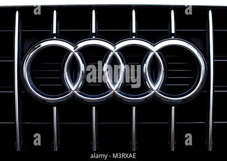 Audi Q5 logo sulla griglia della calandra, Londra, Inghilterra Foto Stock