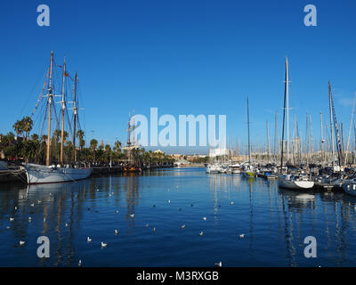 Vista del Port Vell di Barcellona, Spagna. È il vecchio porto di Barcellona con un'area di barche sportive, dock e un'area shopping. Foto Stock