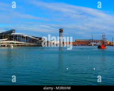 Port Vell di Barcellona, Spagna. È il vecchio porto di Barcellona con un'area di barche sportive, dock e un'area shopping. Foto Stock