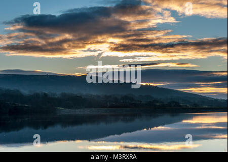 Alba vista del famoso Lancashire landmark di Rivington Pike e piccione torre nell'ex Giardini Leverhulme presi da attraversata la Yarr Foto Stock