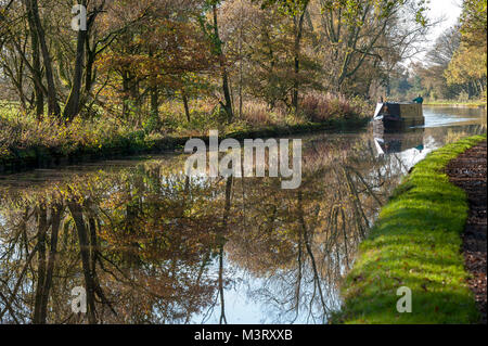 Crusing lungo il Leeds Liverpool Lancshire UK in autunno sunshine tenendo nella bellezza della British Vie navigabili in un tradizionale canal boat. Foto Stock