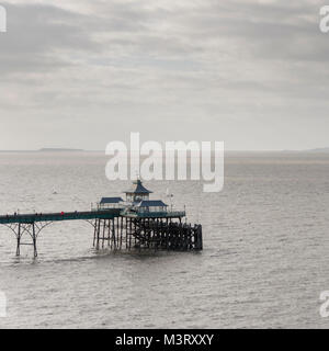 Giornata invernale sul molo di Clevedon, North Somerset Foto Stock