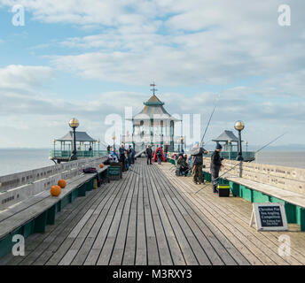 Giornata invernale sul molo di Clevedon, North Somerset Foto Stock