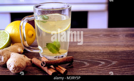 Da bere il limone sul tavolo. Limone e zenzero drink. Il w Foto Stock