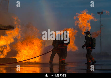 Tre studenti assegnati al 312Training Squadron battaglia un incendio durante un crash recovery lo scenario di addestramento al Louis F. Garland Dipartimento della Difesa Fire Academy, dal 15 ottobre 2015. Durante il recupero in caso di crash di formazione, gli studenti imparano a gestire un incendio e conservare alcuni dei militari più altamente ambita aerei in caso di emergenza incendio situazioni. Il DOD comune scuola è compreso di Air Force, Esercito, Marina, Marine e di servizio civile gli studenti. (U.S. Air Force foto di/Staff Sgt. Vernon giovani Jr.) 151015-F-IO684-004 da AirmanMagazine Foto Stock