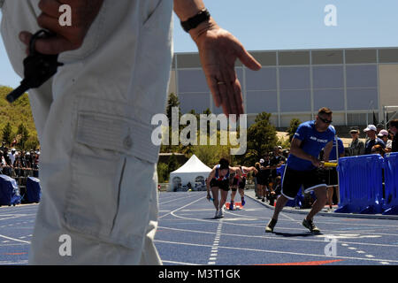 Paolo Horton prende il via dal suo marchio durante la 4 x 100 relè gara 4 maggio 2012, durante il guerriero giochi presso l'U.S. Air Force Academy in Colorado Springs, Colo. il resto della Air Force staffetta consisteva di Jennifer Pietra, Matt Sanders e Ryan McGuire. La Air Force team finito quinto nell'evento. (U.S Air Force foto/Tech. Sgt. Maresa Haynes) WarriorGames023 da AirmanMagazine Foto Stock