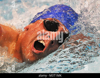 Stati Uniti Air Force 1 Lt. Ryan McGuire si dirige verso la linea di finitura durante i giochi del guerriero 2012 nuoto presso l'U.S. Air Force Academy in Colorado Springs, Colo. (U.S. Air Force Foto di Val Gempis) WarriorGames019 da AirmanMagazine Foto Stock