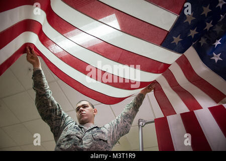 Il personale Sgt. DeAnthony Rosser e Airman 1. Classe Brandy Alwine, Dover affari mortuaria, operazioni di partenza e specialista di piombo trasferimento dignitosa Marshall, il trasporto di una bandiera americana ad essere cotti e stirato alla Dover Air Force Base, Delaware. Avieri responsabile per la cura delle uniformi sul lavoro di lucidatura di metalli, decorazione preparazione e uniforme di tatto per ore al fine di dare alle famiglie dei caduti la migliore rappresentazione del militare degli Stati Uniti uniforme indossata dai loro cari. Avieri rimangono pronti a fornire onorato servizio per servizio caduti i membri nelle loro famiglie. (U.S. Air Force foto di/Sta Foto Stock