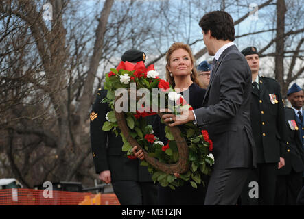 Accompagnato da sua moglie Sophie Gre'goire-Trudeau, l'onorevole Justin Trudeau, primo ministro del Canada, stabilisce una corona al Canadian Croce del sacrificio presso il Cimitero Nazionale di Arlington, Virginia. In onore del Primo Ministro Trudeau visita ufficiale negli Stati Uniti, il Primo ministro ha anche deposto una corona presso la Tomba degli Ignoti. (Dipartimento della Difesa foto di Marvin Lynchard) 160311-D-FW736-035 dal DoD Notizie Foto Foto Stock