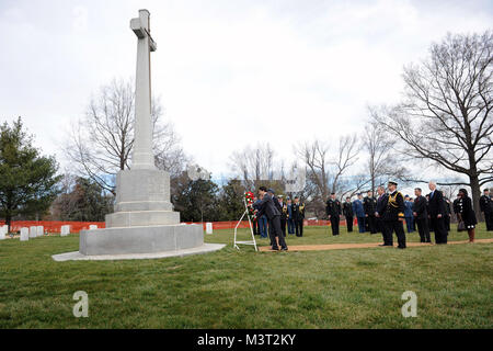 Accompagnato da sua moglie Sophie Gre'goire-Trudeau, l'onorevole Justin Trudeau, primo ministro del Canada, stabilisce una corona al Canadian Croce del sacrificio presso il Cimitero Nazionale di Arlington Arlington, Virginia. In onore del Primo Ministro Trudeau visita ufficiale negli Stati Uniti, il Primo ministro ha anche deposto una corona presso la Tomba degli Ignoti. (Dipartimento della Difesa foto di Marvin Lynchard) 160311-D-FW736-014 dal DoD Notizie Foto Foto Stock