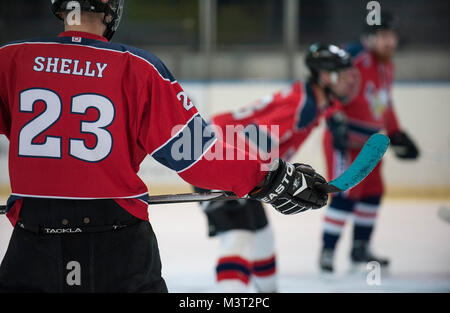 Brandon Shelly, membro di Kaiserslautern Comunità Militare Eagles squadra di hockey, attende l'inizio di una squadra pratica corrispondono in Zweibrucken, Germania sul Mar 16, 2016. I membri della squadra di hockey indossavano le loro opportune hockey casco e abbigliamento protettivo per evitare lesioni specifiche come ad esempio lesioni cerebrali traumatiche (TBI). La TBI consapevolezza è osservata nel corso del mese di marzo nella speranza di diffondere la consapevolezza del trauma e potenzialmente impedire in futuro casi. (DoD News foto da TSgt Brian Kimball) 160316-F-QP401-141 dal DoD Notizie Foto Foto Stock