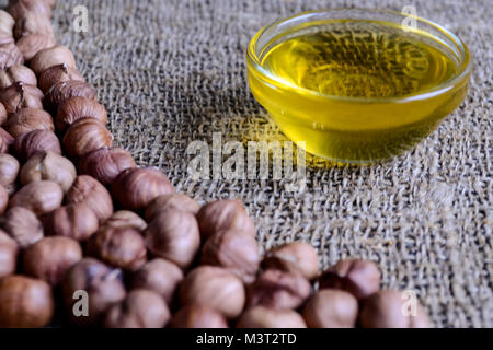 Le nocciole e i dadi che giace la tabella. Snack sani cibo. Il dessert Foto Stock