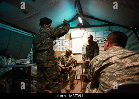 Stati Uniti Servizio militare i membri parlano con militare guatemalteco Cpt. Gimon cristiana a San Marcos, Guatemala come una parte di oltre l'orizzonte 2016 Guatemala. Task Force il lupo rosso e l'esercito a sud conduce civile umanitario Assistenza Formazione per includere il livello tattico di progetti di costruzione e preparazione medica Esercizi di formazione fornendo accesso a medici e la costruzione di scuole in Guatemala con il governo del Guatemala e non-agenzie governative dal 05MAR16 a 18GIU16 al fine di migliorare la disponibilità di missione delle forze degli Stati Uniti e di fornire un beneficio duraturo per il popolo del Guatemala. (U.S. Esercito foto di Foto Stock