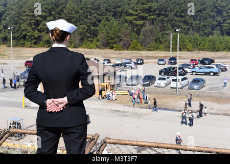 170225-N-ME988-044 Virginia Beach, Va. (feb. 25, 2017) Operazioni specialista di terza classe Megaen E. Verdoorn mans le rotaie a bordo del dock anfibio sbarco nave USS Carter Hall (LSD 50) come la nave parte comune Base Expeditionary poco Creek-Fort Storia. Carter Hall è distribuito con il Bataan Amphibious pronto Gruppo di supporto le operazioni di sicurezza marittima e di teatro la cooperazione in materia di sicurezza gli sforzi negli Stati Uniti La quinta e la sesta flotta zone di operazione. (U.S. Foto di Marina di Massa lo specialista di comunicazione 1a classe Darren M. Moore/RILASCIATO) 170225-N-ME988-044 dal curatore di fotografia Foto Stock