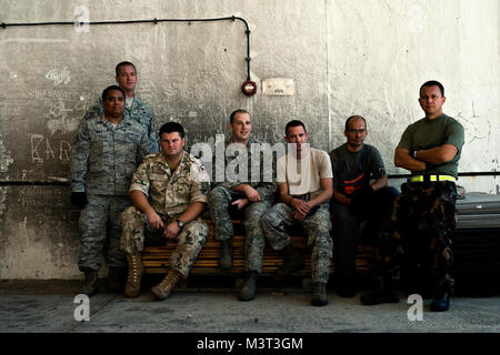 (Da sinistra) Tech. Sgt. Brian Robisky, Tech. Sgt. Kevin White, polacco air force Sgt. Przemyslaw Jakubczak, Staff Sgt. Erik Blass, Staff Sgt. Justin Van Schefel, ungherese air force Capt. Tamas Soter e Ungherese Air force Sgt. Ternec Gelenscer antenna sono portatori assegnati per l'Heavy Airlift Wing al Papa Air Base, Ungheria. L'antenna porter sezione è composta da nove membri provenienti da cinque paesi diversi, che lavorano fianco a fianco con i loro omologhi ungheresi. (U.S. Air Force foto/Tech. Sgt. Bennie J. Davis III) Papa01 da AirmanMagazine Foto Stock