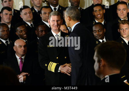 Vice Adm. Walter E. "ted" Carter, sovrintendente di U.S. Accademia navale, scuote il Presidente Barack Obama la mano dopo una cerimonia di premiazione in accademia del Comandante in capo il trofeo nel corso di una cerimonia alla Casa Bianca di Washington, D.C. Aprile 27, 2016. Il presidente presenta il trofeo per il Dipartimento della Difesa academy Team con il maggior numero di vittorie contro i suoi rivali di servizio. (DoD News foto da EJ Hersom) 160427-D-DB155-008 dal DoD Notizie Foto Foto Stock