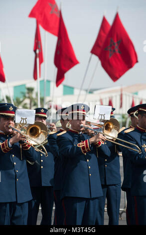 I membri di un Marocchino banda militare eseguire per un pubblico durante la International Airshow di Marrakech in Marocco su apr. 28, 2016. Diversi Stati Uniti, indipendente e di proprietà del governo aerei sono stati visualizzati all Expo di uno sforzo per dimostrare le proprie capacità a un ampio pubblico di individui da circa 54 altri paesi. (DoD News foto da TSgt Brian Kimball) 160428-F-QP401-013 dal DoD Notizie Foto Foto Stock