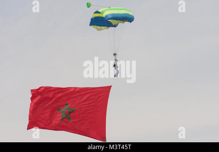 Un parachutist scivola verso il basso dopo il salto da un marocchino aeromobile durante la International Airshow di Marrakech in Marocco su apr. 28, 2016. Stati Uniti Air Force gli equipaggi di volo hanno partecipato all'Airshow di come un gesto di partenariato con l'host nazione marocchina e un modo per promuovere la sicurezza regionale in tutto il continente africano. (DoD News foto da TSgt Brian Kimball) 160427-F-QP401-032 dal DoD Notizie Foto Foto Stock