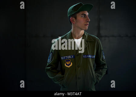 Andrew Waid modelli un Air Force uniforme di fatica da anni settanta. (U.S. Air Force foto/Tech. Sgt. Bennie J. Davis III) uniformi014 da AirmanMagazine Foto Stock