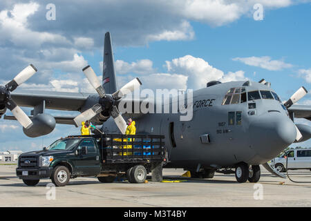 Tech. Sgt. Francesco Serrao, sinistra e Tech. Sgt. Thomas Neiswanger, 910i squadrone manutenzione, trasferimento insetticida da barili di serbatoi di un C-130 Hercules a base comune, Charleston S.C. Il 5 maggio 2016. La spruzzatura di meno di un'oncia della sostanza chimica per acro limita efficacemente la popolazione di zanzara in prossimità della base. La missione della 910ma a Youngstown aria stazione di riserva, Ohio, è quello di mantenere il Dipartimento della Difesa è solo grande area ad ala fissa di spruzzo di antenna in grado di controllare la malattia-portando gli insetti, insetti parassiti, vegetazione indesiderabile e disperdere le fuoriuscite di petrolio in grandi corpi di Foto Stock