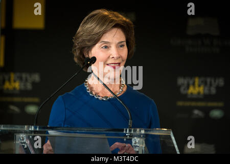 Ex First Lady Laura Bush dà le presentazioni durante il 2016 Invictus Games Simposio sulle ferite invisibili di Orlando, Florida il 8 maggio, 2016. Il simposio ha ospitato dal principe Harry e il Presidente George W Bush ha cercato di destigmatize vittime di stress post-traumatico e altre lesioni che non sono regolarmente visibili. (DoD News foto da EJ Hersom) 160508-D-DB155-004 dal DoD Notizie Foto Foto Stock