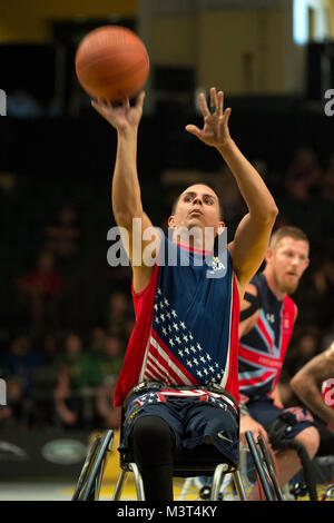 Ritirato U.S. Navy Chief Petty Officer Javier Rodriguez tenta un tiro libero durante il basket in carrozzella medaglia d'oro in giro per il 2016 Invictus Giochi di Orlando, Florida, 12 maggio 2016. (DoD photo E. Joseph Hersom) 160512-D-DB155-006 dal DoD Notizie Foto Foto Stock