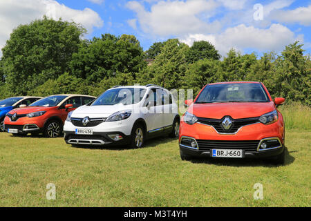 PIIKKIO, Finlandia - Luglio 19, 2014: Rosso Renault Captur automobili e un bianco Scenic Xmod sul display. Renault Captur vince la sua categoria nella matassa influenti Foto Stock