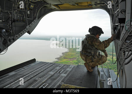 Stati Uniti Army Sgt. Il re Davide, 1° Battaglione, 228th reggimento aviazione CH-47 Chinook capo equipaggio, si affaccia su Managua capitale del Nicaragua, dove la Joint Task Force-Bravo U.S. Comando meridionale valutazione situazionale Team di Soto Cano Air Base, Honduras, è stato invitato a dimostrare la loro risposta alle catastrofi le funzionalità di assistenza per il Nicaragua la difesa civile e Stati Uniti Ambasciata, Managua, comunità team di risposta alle emergenze, 17 maggio 2016 a Managua, Nicaragua. La S-SAT è composta da un team leader civili e militari operations officer, operazioni aeree ruspa, ingegnere operations planner, logistico Foto Stock