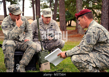 Senior Airman Dustin Harris, a sinistra e a 1Lt. John giorno, centro, discutere le frequenze radio con un soldato assegnato all'ottantaduesima Divisione Aerotrasportata durante un esercizio di frequency hopping a Fort Bragg, N.C. Il salto di frequenza è modifica frequenze regolari durante la trasmissione di una radio operazione tecnica che garantisce la segretezza e la protegge da canale di comunicazione impuntamenti. Di giorno e di Harris sono Tactical air control i membri del partito con la quattordicesima aria supportano operazioni squadrone. (U.S. Air Force foto/Airman 1. Classe Alexander W. Riedel) TACP002 da AirmanMagazine Foto Stock