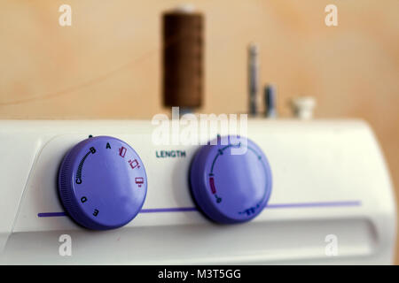 Dettaglio della macchina da cucire e accessori per il cucito. Foto Stock