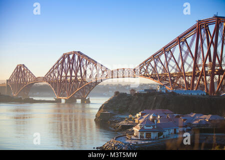 Il Forth Bridge la mattina presto dal North Queensferry Fife Scozia Scotland
